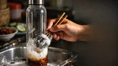 Hack jaring penapis sinki: cara cuci dasar botol minuman yang susah capai