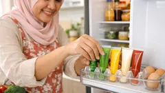 Helah bekas telur untuk susun tiub perasa dalam peti sejuk agar tak bergolek